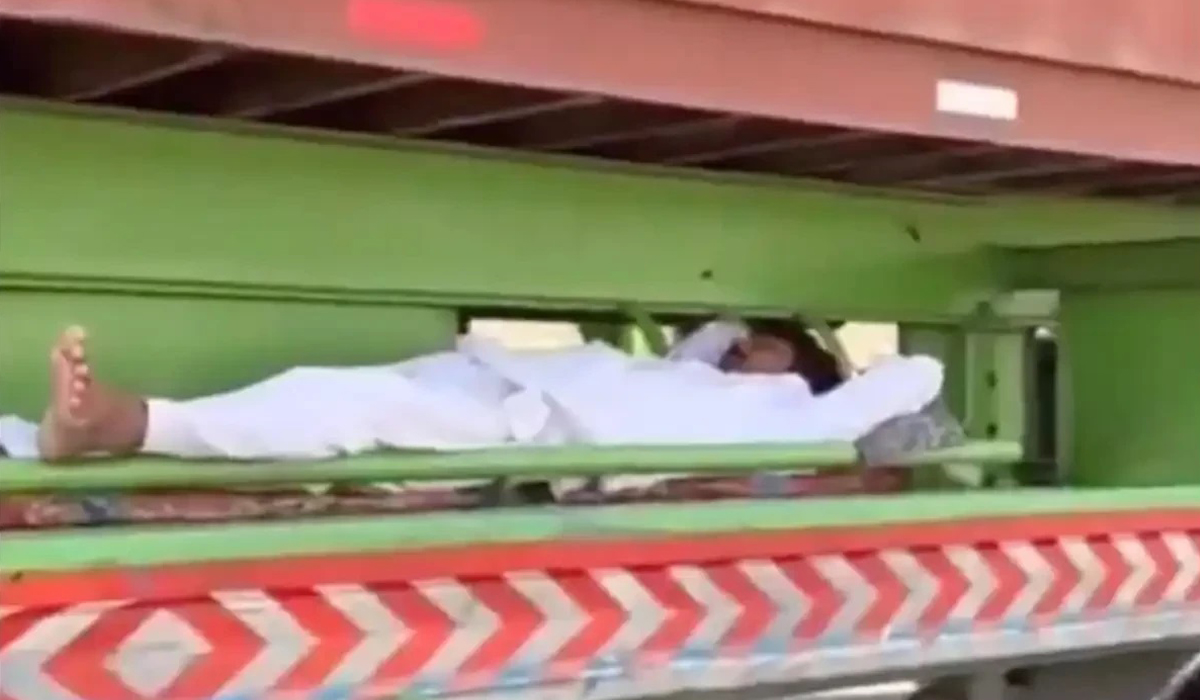 Man spotted sleeping under speeding truck on Saudi highway
